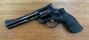 USED SMITH AND WESSON MOD. 586 - 357 MAGNUM - 150MM BRL - RUBBER GRIPS - BOBBED HAMMER - ADJ REAR SIGHT